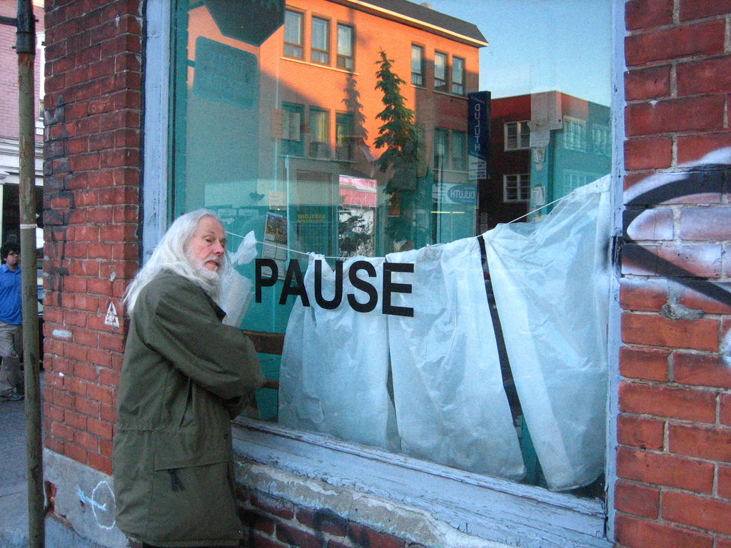 Armand Vaillancourt observe le tout avec intérêt
