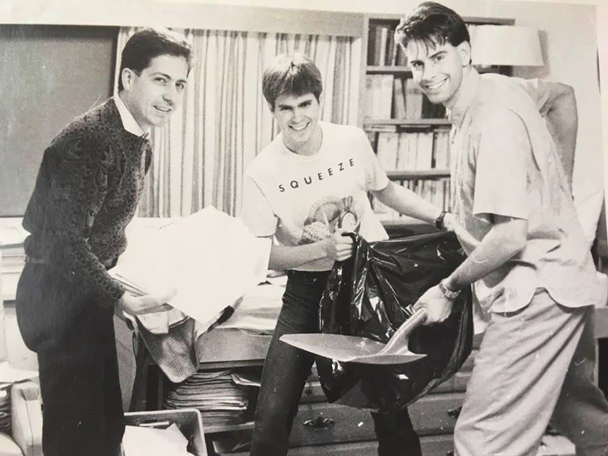 John Bostnich (à droite) avec deux collègues de l'Association étudiante de l'Université du Nouveau-Brunswick en 1986.