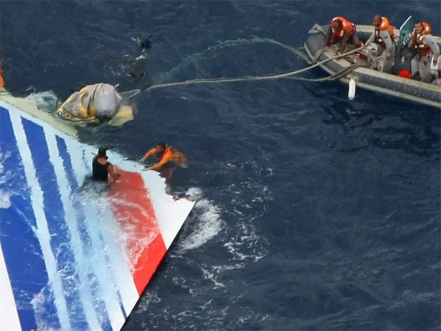 Empennage du vol AF447 flottant à la surface de l'Atlantique