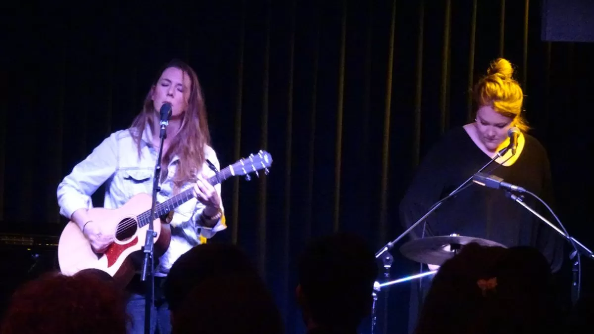 Beyries en spectacle à Istanbul, accompagnée de Judith Little-Daudelin