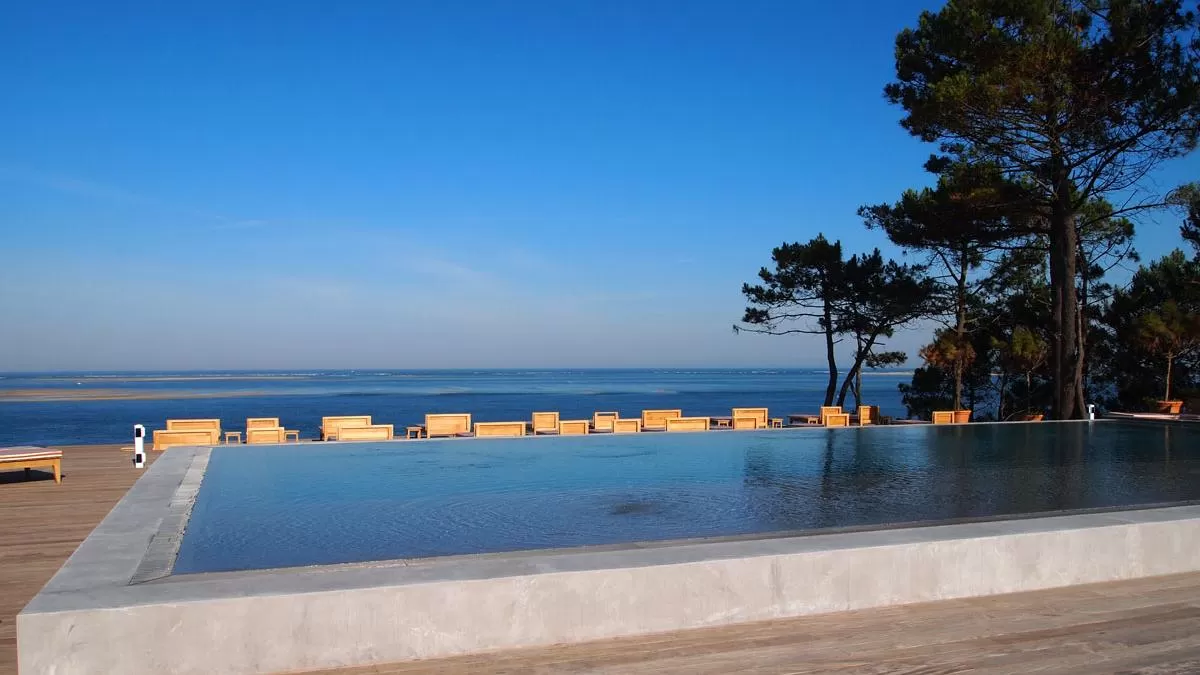 La piscine à débordement de l’hôtel La Co(o)rniche, qui surplombe la dune du Pyla.