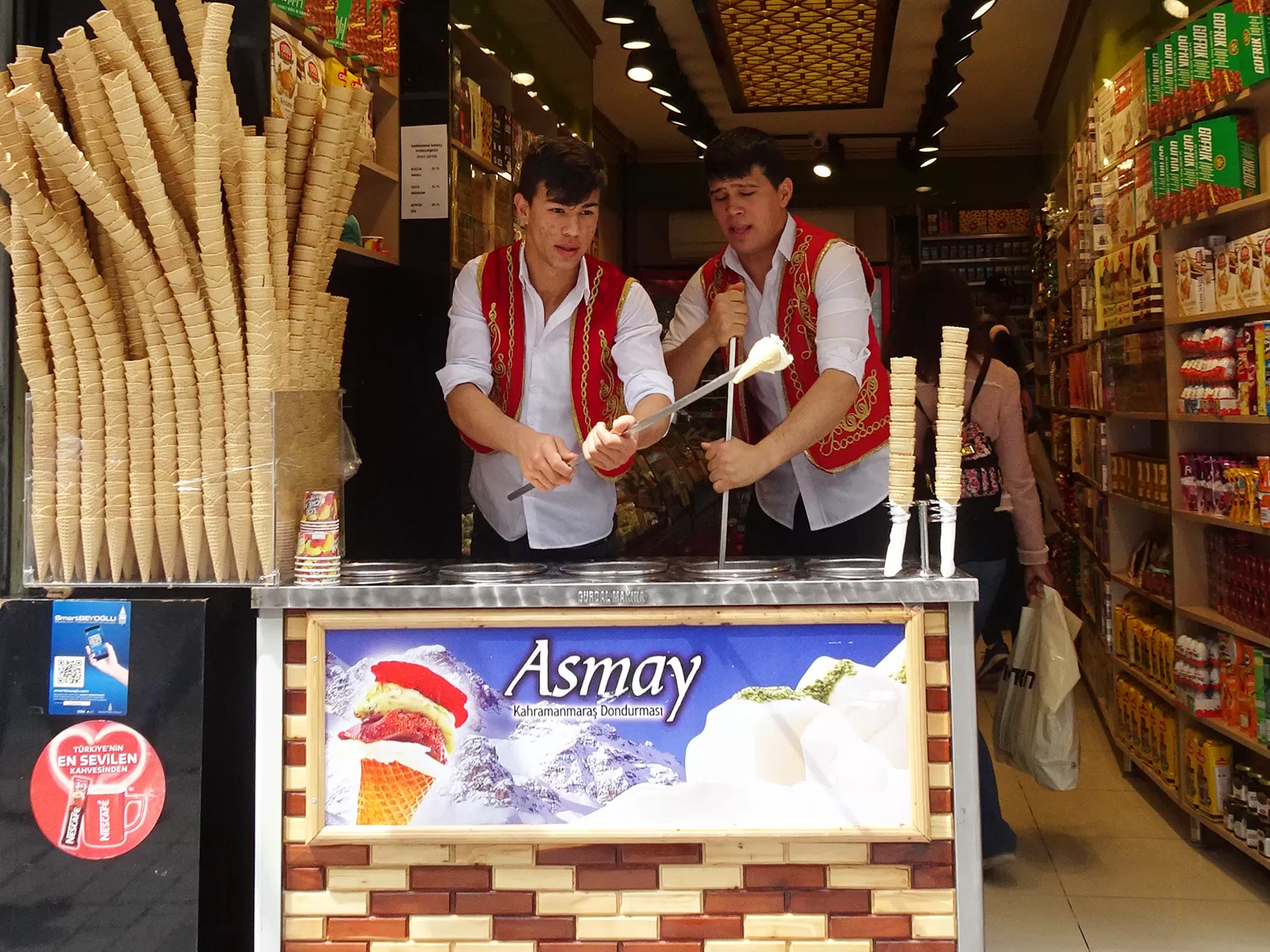 Les couleurs et les saveurs d'Istanbul - Vendeurs de dondurma (crème glacée)