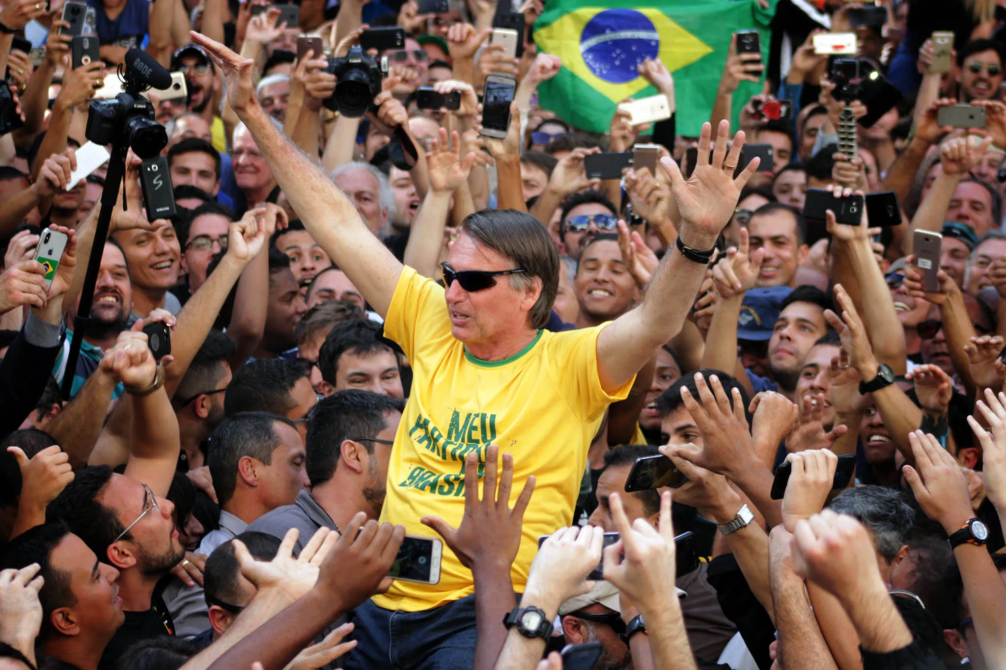 Le candidat à la présidentielle brésilienne Jair Bolsonaro prenant un bain de foule en 2018. Photo : hojemacau.com.mo.