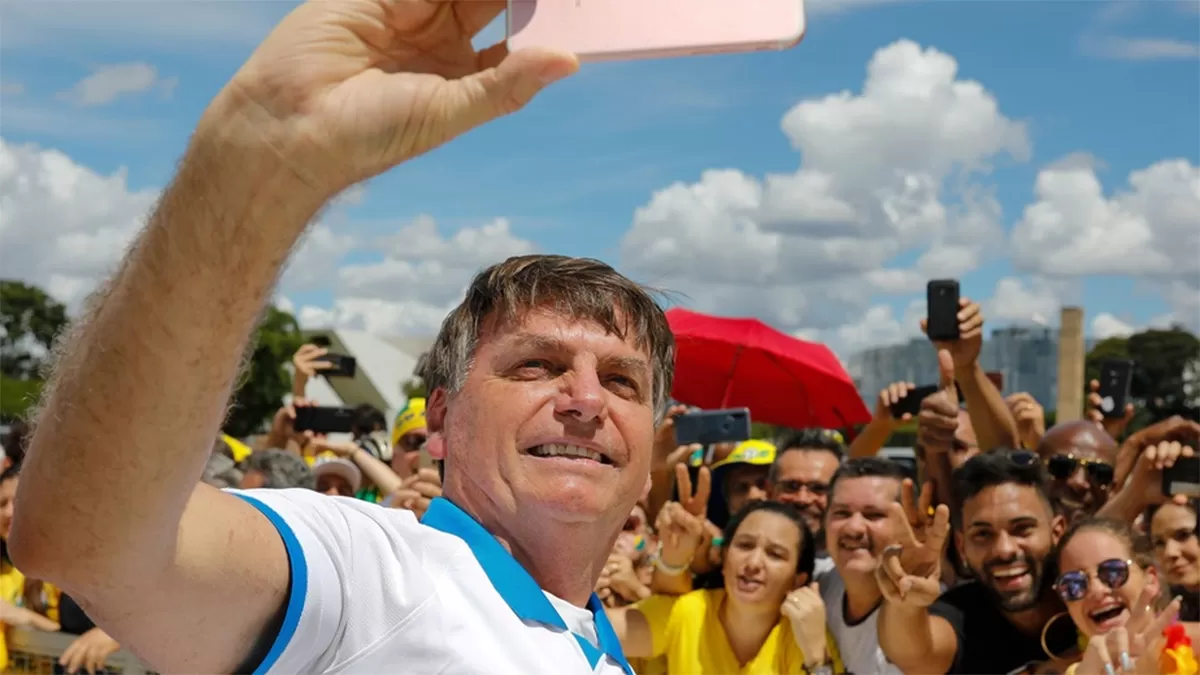 Le président brésilien Jair Bolsonaro encourage ses partisans en pleine pandémie de Covid-19