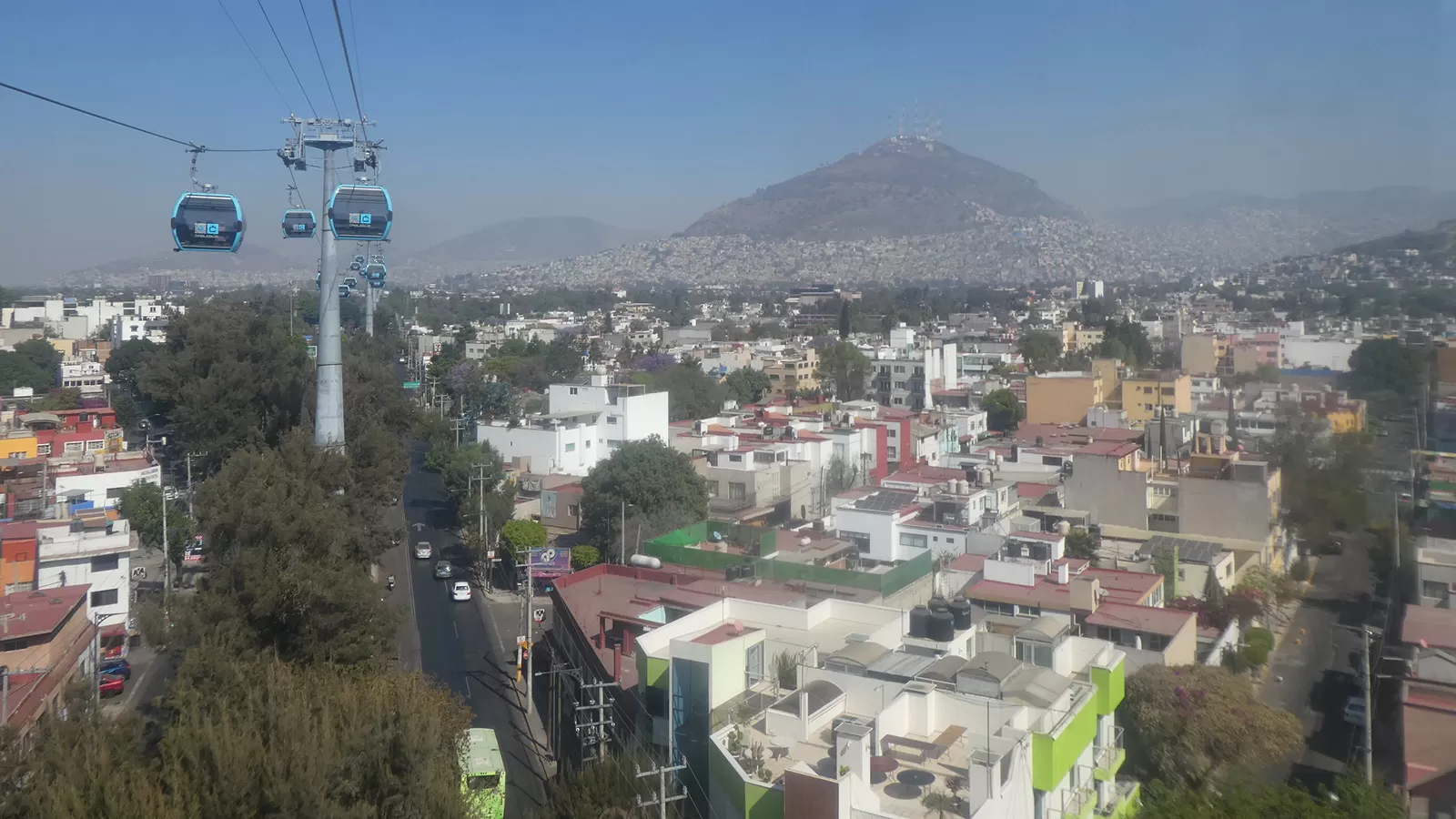 La ligne 1 du Cablebus de Mexico en direction nord.
