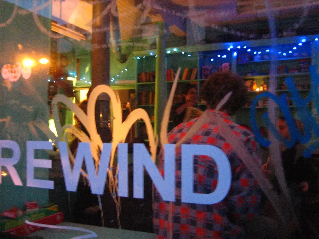 Rewind – Concert bénéfice annoncé dans la vitrine du commerce P. Gillman. Photo : Duncan Moore.