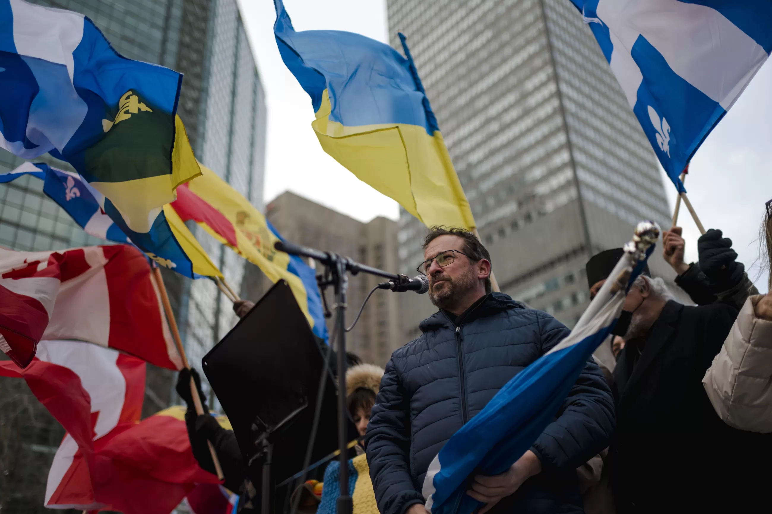 Yves-François Blanchet, le chef du Bloc québécois, prend la parole durant une manifestation en appui à l’Ukraine à Montréal, le 27 février 2022. Photo: Andrej Ivanov/AFP.
