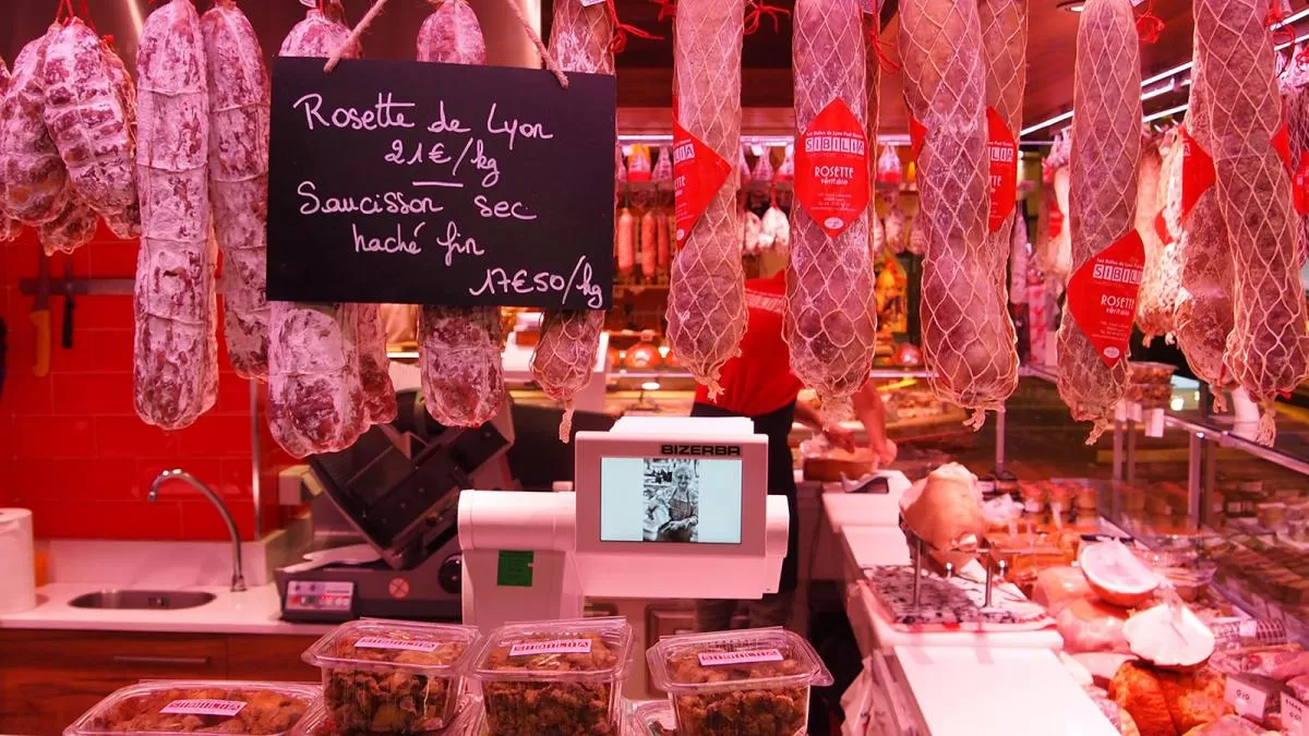 Étalage de charcuteries du comptoir Colette Sibilia aux Halles de Lyon Paul-Bocuse