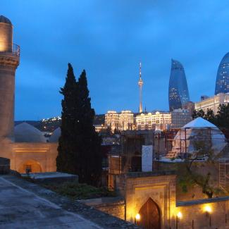 Les Flame Towers de nuit depuis le Palais des Chirvanchakhs