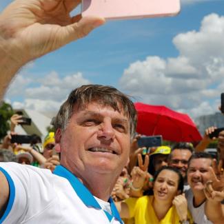 Le président brésilien Jair Bolsonaro encourage ses partisans en pleine pandémie de Covid-19