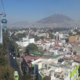 La ligne 1 du Cablebus de Mexico en direction nord.