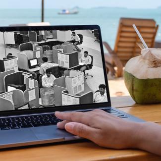 Ordinateur portable en bord de plage affichant une photo de centre d'appels