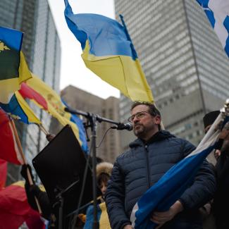 Yves-François Blanchet, le chef du Bloc québécois, prend la parole durant une manifestation en appui à l’Ukraine à Montréal, le 27 février 2022. Photo: Andrej Ivanov/AFP.
