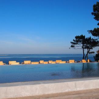 La piscine à débordement de l’hôtel La Co(o)rniche, qui surplombe la dune du Pyla.
