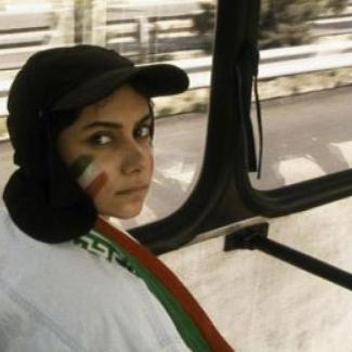 Une jeune fan de soccer iranienne. Extrait du film Offside de Jafar Panahi.