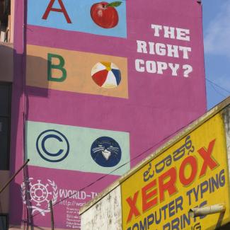 Murale sur le thème du copyright à Bangalore, en Inde.