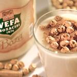 Verre de boza avec cannelle et pois chiches grillés. Photo © Vefa Bozacisi