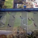 Terrain de soccer vu depuis la ligne 1 du Cablebus.