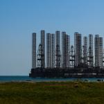 Derricks visibles de la route en périphérie de Bakou – Photo: Stefano Bolognini - CC BY-SA 2.0