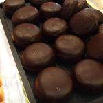 Biscuits au chocolat noir et caramel salé de la boutique Clostan, Halles de Lyon Paul-Bocuse Biscuits au chocolat noir et caramel salé de la boutique Clostan, Halles de Lyon Paul-Bocuse