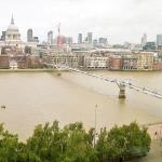 La cathédrale Saint-Paul et le Millenium Bridge depuis le café de la Tate Modern